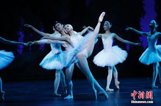 图为中央芭蕾舞团《天鹅湖》二幕片段。<a target='_blank' href='http://www.chinanews.com/'>中新社</a>记者 杜洋 摄