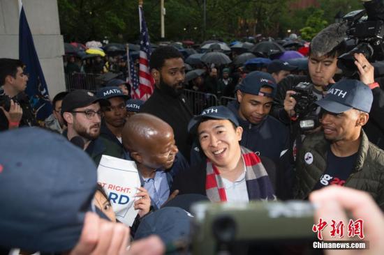 当地时间5月14日晚，纽约支持者簇拥着美国华裔总统竞选人杨安泽。当日，争取代表美国民主党参选2020年总统大选的杨安泽(Andrew Yang)在纽约宣讲政见。上千名杨安泽的支持者聚集在曼哈顿华盛顿广场，为其造势。/p中新社记者 廖攀 摄