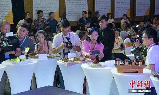 5月15日，成都熊猫亚洲美食节“名厨荟”在四川成都启幕。图为名厨们制作的美食吸引媒体和嘉宾们拍照。<a target='_blank' href='http://www.chinanews.com/'>中新社</a>记者 刘忠俊 摄