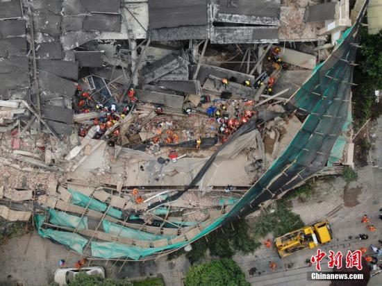 5月16日，上海长宁区昭化路发生一起厂房墙体倒塌事故，现场多人被埋。目前，事故现场共救出15名施工人员，并送医救治。<a target='_blank' href='http://www.chinanews.com/'>中新社</a>记者 张亨伟 摄