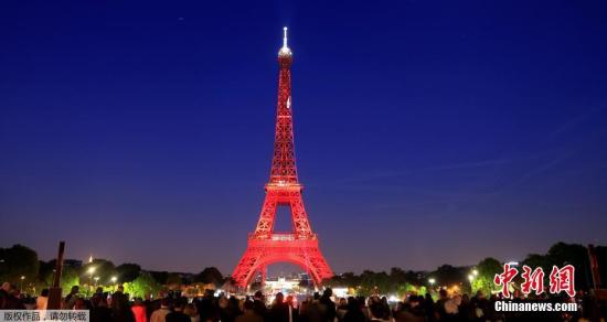 当地时间5月15日，法国巴黎，埃菲尔铁塔上演“灯光秀”庆祝落成130周年。埃菲尔铁塔由法国建筑师居斯塔夫·埃菲尔设计，于1889年3月31日落成。