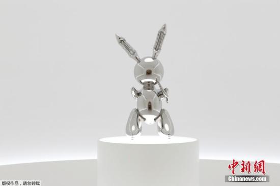 美国波普艺术家杰夫·昆斯1986年创作的不锈钢雕塑《兔子》在美国纽约展览。