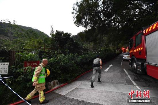 5月19日下午5时许，香港新界八乡林锦公路近嘉道理农场附近有直升机失事坠落，现场传出爆炸声响并起火。现场消息指，救援人员接报赶至，发现现场有一具烧焦的尸体。图为警方和消防队正调查事件。 <a target='_blank' href='http://www.chinanews.com/'>中新社</a>记者 麦尚旻 摄