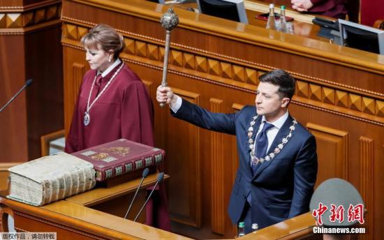 当地时间5月20日，乌克兰基辅，乌克兰新总统就职典礼举行，当选总统泽连斯基在议会宣誓就职。据此前报道，乌克兰3月31日举行总统选举，由于没有候选人获得50%以上选票，得票率前两名的泽连斯基和波罗申科进入第二轮选举。在4月21日举行的第二轮选举中，泽连斯基以73.22%的得票率位列第一，当选乌克兰总统。