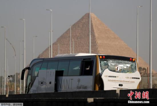 当地时间5月19日，埃及吉萨金字塔附近一辆在爆炸袭击中受损的旅游大巴车停靠在公路旁。