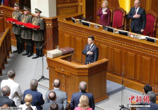 当地时间5月20日，乌克兰基辅，乌克兰新总统就职典礼举行，当选总统泽连斯基在议会宣誓就职。据此前报道，乌克兰3月31日举行总统选举，由于没有候选人获得50%以上选票，得票率前两名的泽连斯基和波罗申科进入第二轮选举。在4月21日举行的第二轮选举中，泽连斯基以73.22%的得票率位列第一，当选乌克兰总统。