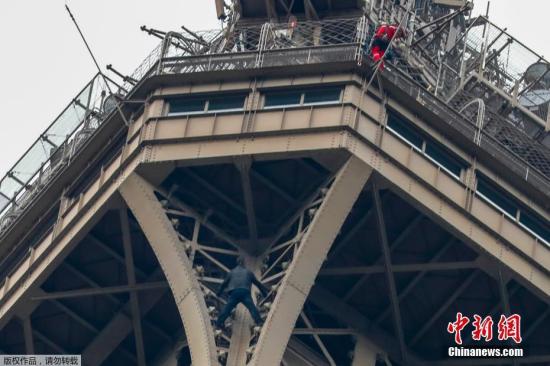 当地时间5月20日，一名男子徒手爬上法国巴黎埃菲尔铁塔高空，与警方僵持6小时后被逮捕