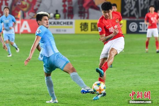 资料图：广州恒大球员杨立瑜(右)在比赛中。/p中新社记者 陈骥旻 摄