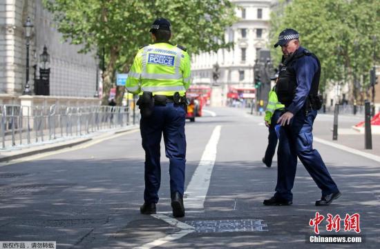 5月23日，据“今日俄罗斯”(RT)消息，伦敦白厅因“安全事件”关闭，警方已封锁唐宁街10号。图为当地时间5月23日，英国警方已封锁白厅周边道路并进行严格搜查。