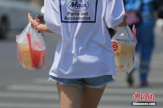 5月23日，行人在烈日下的北京街头出行。<a target='_blank' href='http://www.chinanews.com/'>中新社</a>记者 杨可佳 摄