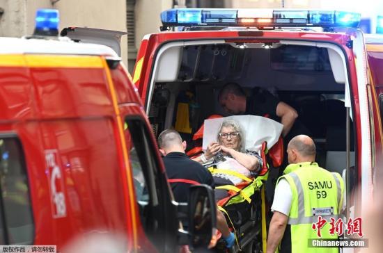 资料图：当地时间5月24日，一名伤者被送进急救车接受救护。法国检方开始着手调查事件是否与恐怖主义相关。