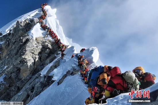 据报道，至少3名登山者当天不幸丧生。尼泊尔当地媒体称，这可能与当天珠峰拥堵排队有关。