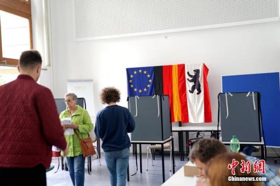 资料图：当地时间5月26日上午，比利时等21个欧盟成员国的投票站正式向选民开放。在五年一度的欧洲议会选举中，每个欧盟国家都有自己的投票规则，荷兰与英国率先在23日举行了投票，包括比利时、法国、德国等在内的大部分欧盟成员国在26日举行投票。图为26日上午，选民在柏林市内的一处投票站投票。<a target='_blank' href='http://www.chinanews.com/'>中新社</a>记者 彭大伟 摄
