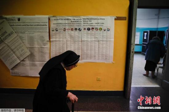 當地時間5月26日上午,比利時等21個歐盟成員國的投票站正式向選民開放。在五年一度的歐洲議會選舉中,每個歐盟國家都有自己的投票規則,荷蘭與英國率先在23日舉行了投票,包括比利時、法國、德國等在內的大部分歐盟成員國在26日舉行投票。圖為意大利公民參加歐洲議會選舉投票。 當地時間5月26日上午,比利時等21個歐盟成員國的投票站正式向選民開放。在五年一度的歐洲議會選舉中,每個歐盟國家都有自己的投票規則,荷蘭與英國率先在23日舉行了投票,包括比利時、法國、德國等在內的大部分歐盟成員國在26日舉行投票。圖為意大利公民參加歐洲議會選舉投票。