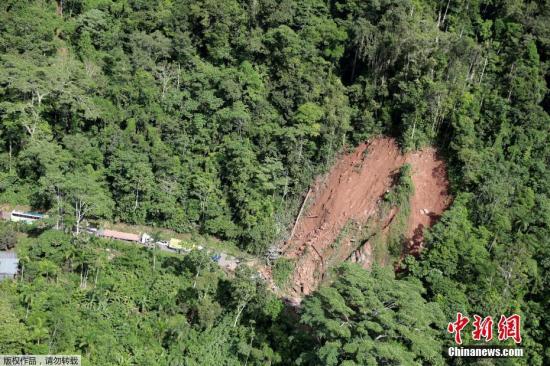 资料图：2019年5月26日秘鲁北部发生7.8级地震。图为航拍秘鲁亚马逊地区Yurimaguas地震引发的山体滑坡。