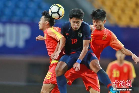 5月27日晚结束的2019年“熊猫杯”国际青年足球锦标赛第二轮比赛中，中国U18国青队0：2不敌泰国U18国青队，遭遇两连败。 涂新 摄