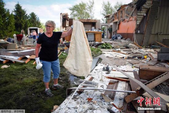 当地时间2019年5月27日，美国爱荷华州查尔斯城，当地遭遇龙卷风袭击，树木被连根拔起，房屋被夷为平地。