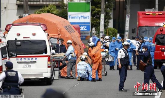 资料图：当地时间5月28日早上7点45分左右，靠近川崎市的Noborito车站，一名男子持刀刺伤多名等待校车的儿童。至少有一名儿童和一名成年人没有生命体征。图为急救人员在现场救护伤者。