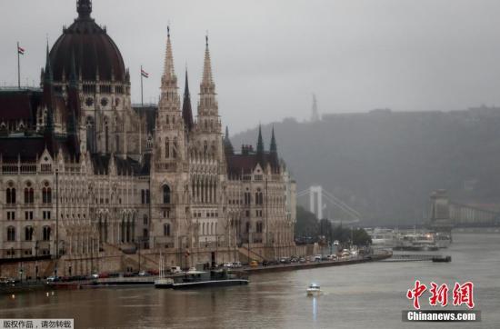 当地时间5月30日，一艘警船在匈牙利布达佩斯议会大厦前的多瑙河中巡逻。据外媒报道，日前多瑙河上因两船相撞导致沉没的载33名韩国游客的游船残骸已在距相撞地点数百米处找到。