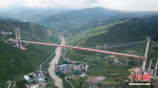 5月30日,贵州习水,世界山区峡谷第一高塔悬索桥——赤水河大桥顺利合龙。赤水河大桥全长2009米,主桥为单跨1200米钢桁梁悬索桥,索塔采用门式框架混凝土结构,243.5米索塔与赤水河的垂直高度达503.5米,是江津(渝黔界)经习水至古蔺(黔川界)高速公路的控制性工程。大桥通车后,将为推动川黔渝地方经济社会发展,助力乌蒙山区精准扶贫具有重要意义。中新社记者 瞿宏伦 摄 5月30日,贵州习水,世界山区峡谷第一高塔悬索桥——赤水河大桥顺利合龙。赤水河大桥全长2009米,主桥为单跨1200米钢桁梁悬索桥,索塔采用门式框架混凝土结构,243.5米索塔与赤水河的垂直高度达503.5米,是江津(渝黔界)经习水至古蔺(黔川界)高速公路的控制性工程。大桥通车后,将为推动川黔渝地方经济社会发展,助力乌蒙山区精准扶贫具有重要意义。中新社记者 瞿宏伦 摄