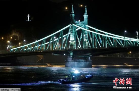 当地时间5月29日晚，匈牙利布达佩斯市中心多瑙河发生两艘游船相撞事故，据匈方报道，初步确认34人落水。目前，打捞营救工作仍在紧张进行之中。
