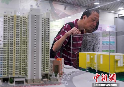 5月30日上午，众多香港市民来到房屋委员会客务中心提交“居者有其屋计划单位”（居屋）申请表。<a target='_blank' href='http://www.chinanews.com/'>中新社</a>记者 张炜 摄