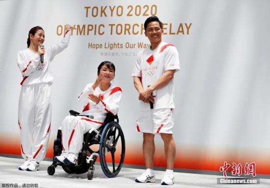 资料图：当地时间6月1日，2020年东京奥运会火炬手服装样式公布，担任接力官方大使的日本演员石原里美现场试穿并展示了火炬手的制服。