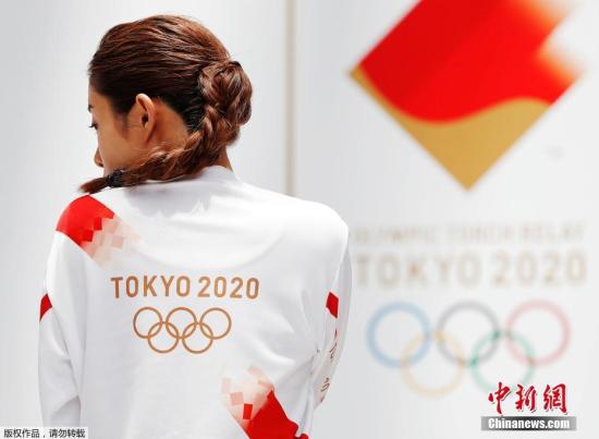 资料图：当地时间6月1日，2020年东京奥运会火炬手服装样式公布，担任接力官方大使的日本演员石原里美现场试穿并展示了火炬手的制服。