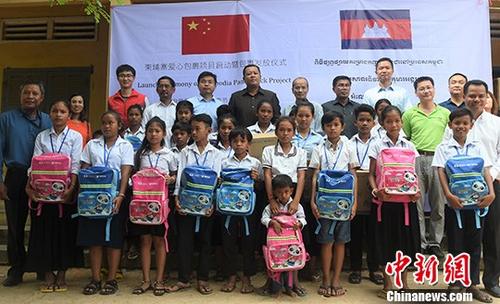 中国扶贫基金会国际爱心包裹项目在柬埔寨启动