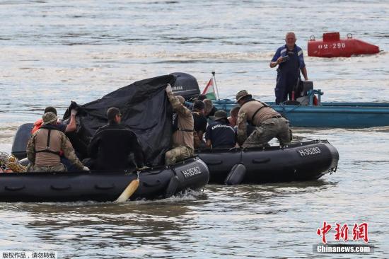 当地时间2019年6月3日，匈牙利布达佩斯，救援人员持续搜寻沉船事故失踪者。5月30日，匈牙利警方在记者会上表示，在多瑙河上沉没的“Habelany号”游船在航行过程中突然改变前进方向，与后方驶来的“海盗号”大型游轮相撞，游船被撞翻后仅7秒钟即沉没。