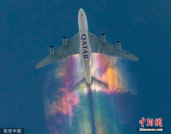 6月5日消息，卡塔尔航空公司的一架飞机在飞越班贝格上空时产生了一种神奇的彩虹效果，也被称为彩虹轨迹。图片来源：视觉中国