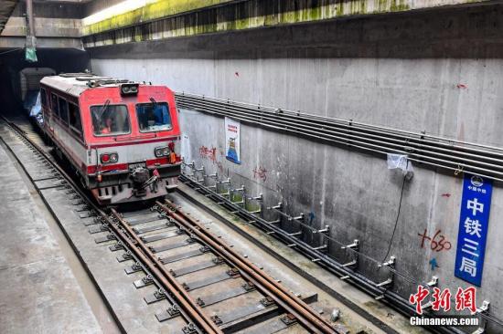 6月5日，广州地铁二十一号线后通段(员村至镇龙西)轨道工程顺利完成最后一个接头焊接，实现全线长轨贯通。/p中新社记者 陈骥旻 摄