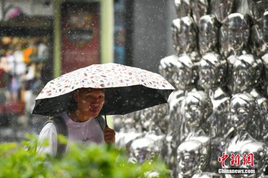 6月6日，北京迎来降雨天气，市民穿雨衣出行。<a target='_blank' href='http://www.chinanews.com/'>中新社</a>记者 张兴龙 摄