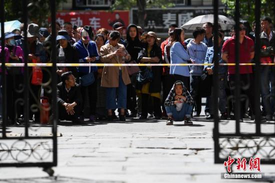6月7日，西藏自治区拉萨中学考点外，一些学生家长守在考场外等候。当日，2019年全国高考拉开帷幕。/p中新社记者 何蓬磊 摄