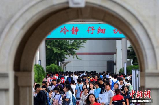 图为大批考生在南京雨花台中学参加高考。泱波 摄
