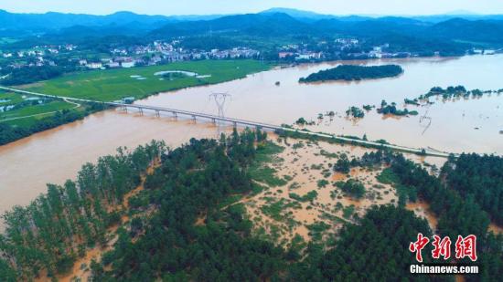 无人机航拍江西省吉安市泰和县石山乡上居村、洲下村，农田受淹、道路中断。邓和平 摄