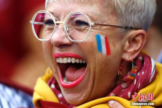 资料图：当地时间6月7日，2019年法国女足世界杯在巴黎开幕。图为开幕式现场的法国球迷。<a target='_blank' href='http://www.chinanews.com/'>中新社</a>记者 富田 摄