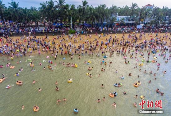 资料图：端午节期间海口市度假的民众。/p中新社记者 骆云飞 摄