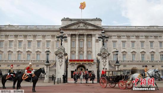 当地时间6月8日，英国伦敦举行盛大庆典，庆祝英国女王93岁官方生日。图为英女王伊丽莎白二世乘马车驶出白金汉宫。