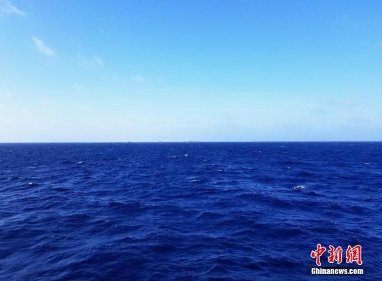 资料图：在南海远眺中建岛。中新社记者 王晓斌 摄