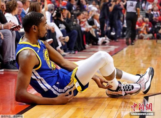 资料图：2019年NBA总决赛中，杜兰特旧伤复发。