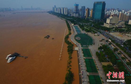 资料图：持续强降雨致江西赣江水位暴涨。刘占昆 摄