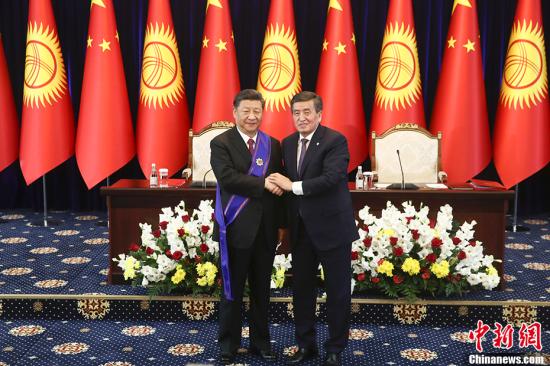 6月13日，中国国家主席习近平在比什凯克出席仪式，接受吉尔吉斯斯坦总统热恩别科夫授予“玛纳斯”一级勋章。/p中新社记者 盛佳鹏 摄