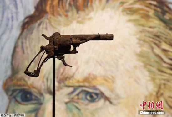 近日，一把疑似19世纪画家文森特·梵高自杀所使用的左轮手枪在法国巴黎德鲁奥拍卖中心展出。据悉，该展品将于6月19日在德鲁特拍卖中心公开拍卖。该枪是一位农民于1960年前后在文森特·梵高自尽地点附近发现的。