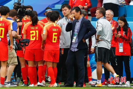 资料图：当地时间2019年6月17日，中国女足主教练贾秀全赛后流下眼泪。当日，在法国勒阿弗尔举行的2019年国际足联女足世界杯B组小组赛中，中国队以0比0战平西班牙队，以小组第三晋级16强。 <a target='_blank' href='http://www.chinanews.com/'>中新社</a>记者 富田 摄