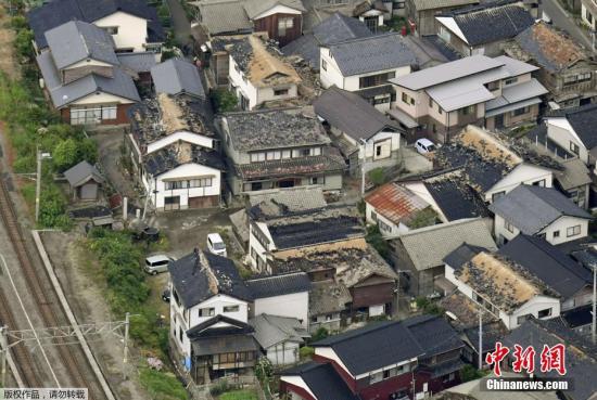 当地时间6月19日，日本山形县地震造成住宅屋顶瓦片损坏。