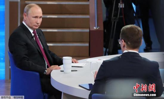 当地时间6月20日，俄罗斯莫斯科，俄罗斯总统普京出席在新闻中心举办的“与普京连线直播”节目。据俄媒此前报道，今年该节目组收到了100多万条民众提问。
