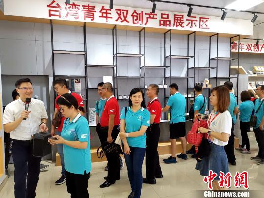 资料图：台湾青年实地参观了漳州台商投资区两岸青年创业基地。　张金川 摄