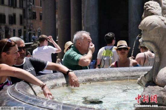 据外媒近日报道称，欧洲多国本周将迎来罕见热浪：法国巴黎27日的气温将高达40℃，德国部分地区的气温预计突破41℃。此外，西班牙、比利时、意大利、瑞士等欧洲国家都将于本周进入高温“炙烤”模式。图为当地时间6月24日，意大利罗马，游客在万神殿纪念碑前的喷泉旁休息解暑。