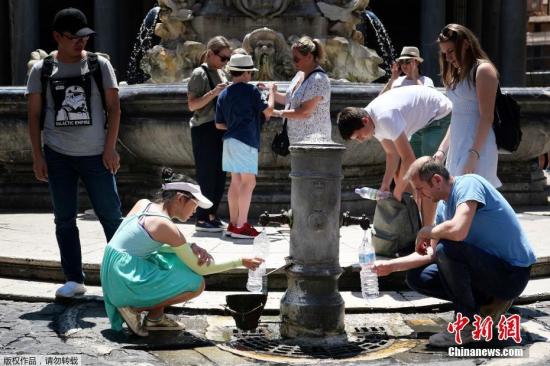 据外媒近日报道称，欧洲多国本周将迎来罕见热浪：法国巴黎27日的气温将高达40℃，德国部分地区的气温预计突破41℃。此外，西班牙、比利时、意大利、瑞士等欧洲国家都将于本周进入高温“炙烤”模式。图为当地时间6月24日，意大利罗马，游客公共喷泉中喝水以解暑气。